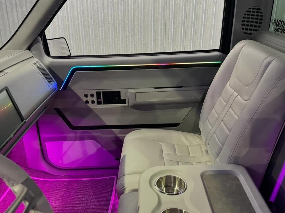 “88-98 OBS Chevy/GMC Custom Grey Interior (Matching Door Panels & Bucket Seats with Center Console) - Image 5